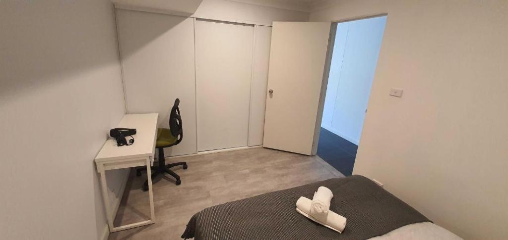 Dana-Cozy Studio With Shared Entry In The City Канберра Экстерьер фото